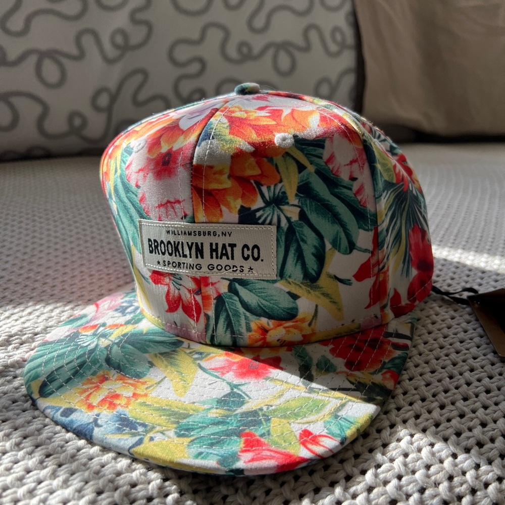 snapback cap w/ floral print